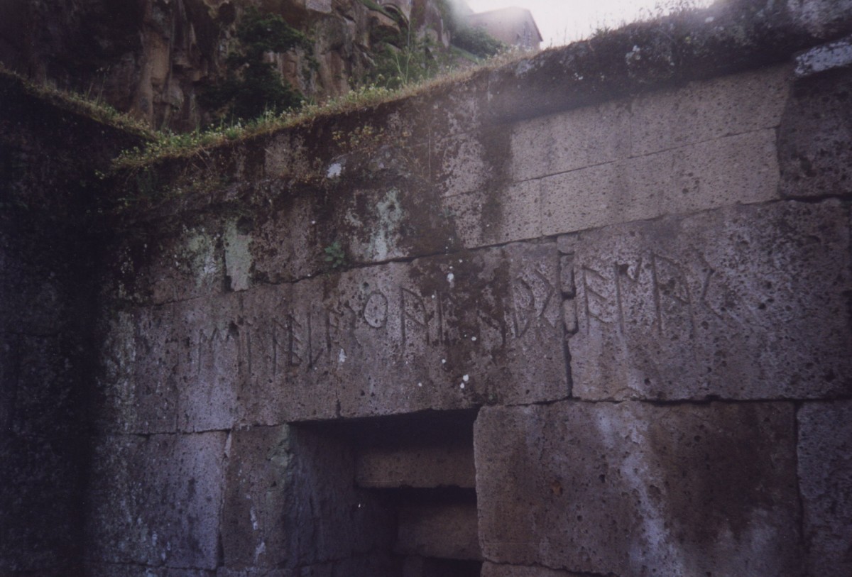 29-05-98 - Orvieto - necropole etrusque - detail d'une tombe.jpg